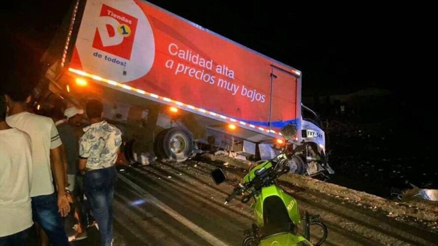 Nuevo accidente en Tasajera: un camión transportador de alimentos se volcó en la vía. Foto: Cortesía: Licet Vera
