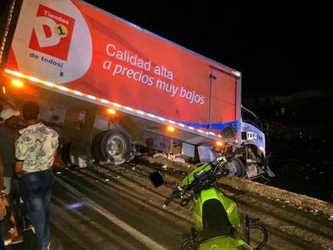 Nuevo accidente en Tasajera: un camión transportador de alimentos se volcó en la vía. Foto: Cortesía: Licet Vera