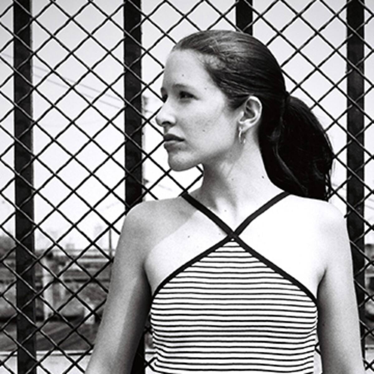 Eda Díaz, la artista franco-colombiana que grabó “La casa en el aire” en francés