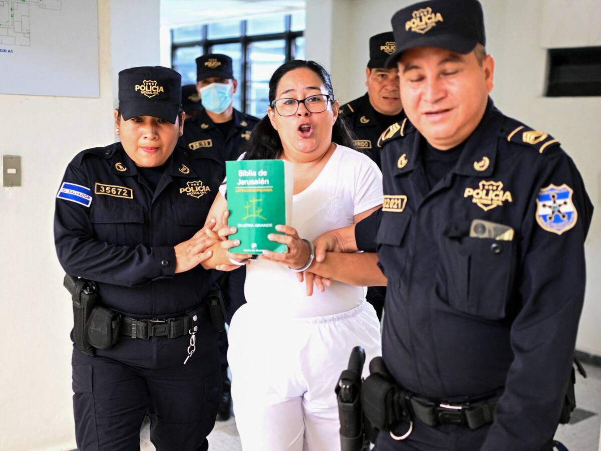 Ruth López, activista salvadoreña detenida y crítica del Gobierno de Bukele, continua “incomunicada”