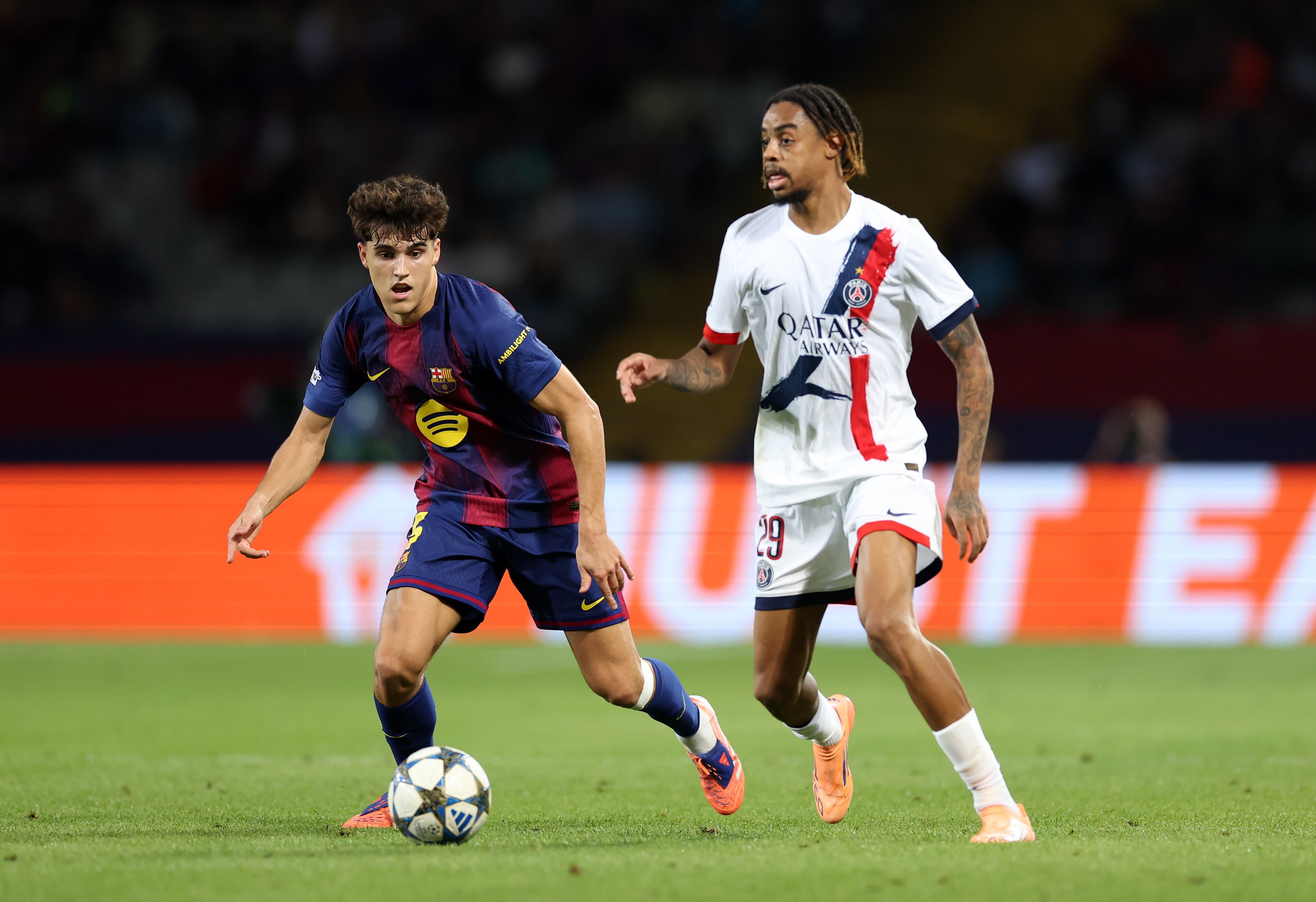 Pau Cubarsí y Bradley Barcola durante el Barcelona vs. PSG de Champions League. FOTO: Judit Cartiel/Getty Images
