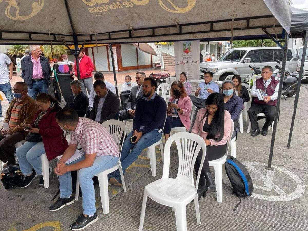 Cansados de hacer largas filas para reclamar medicamentos en Manizales. Crédito: W Radio.