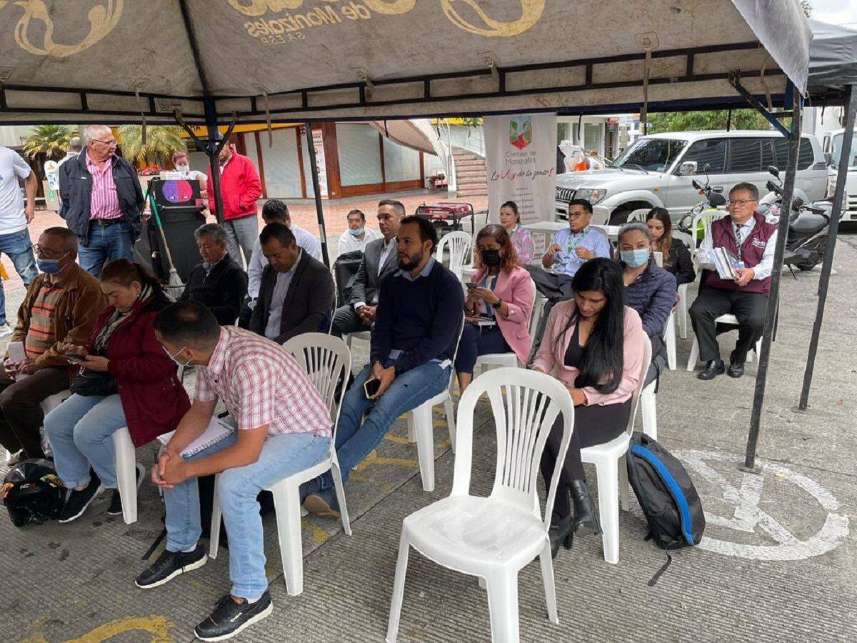 En Manizales, ciudadanos no aguantan más las filas para reclamar sus medicamentos