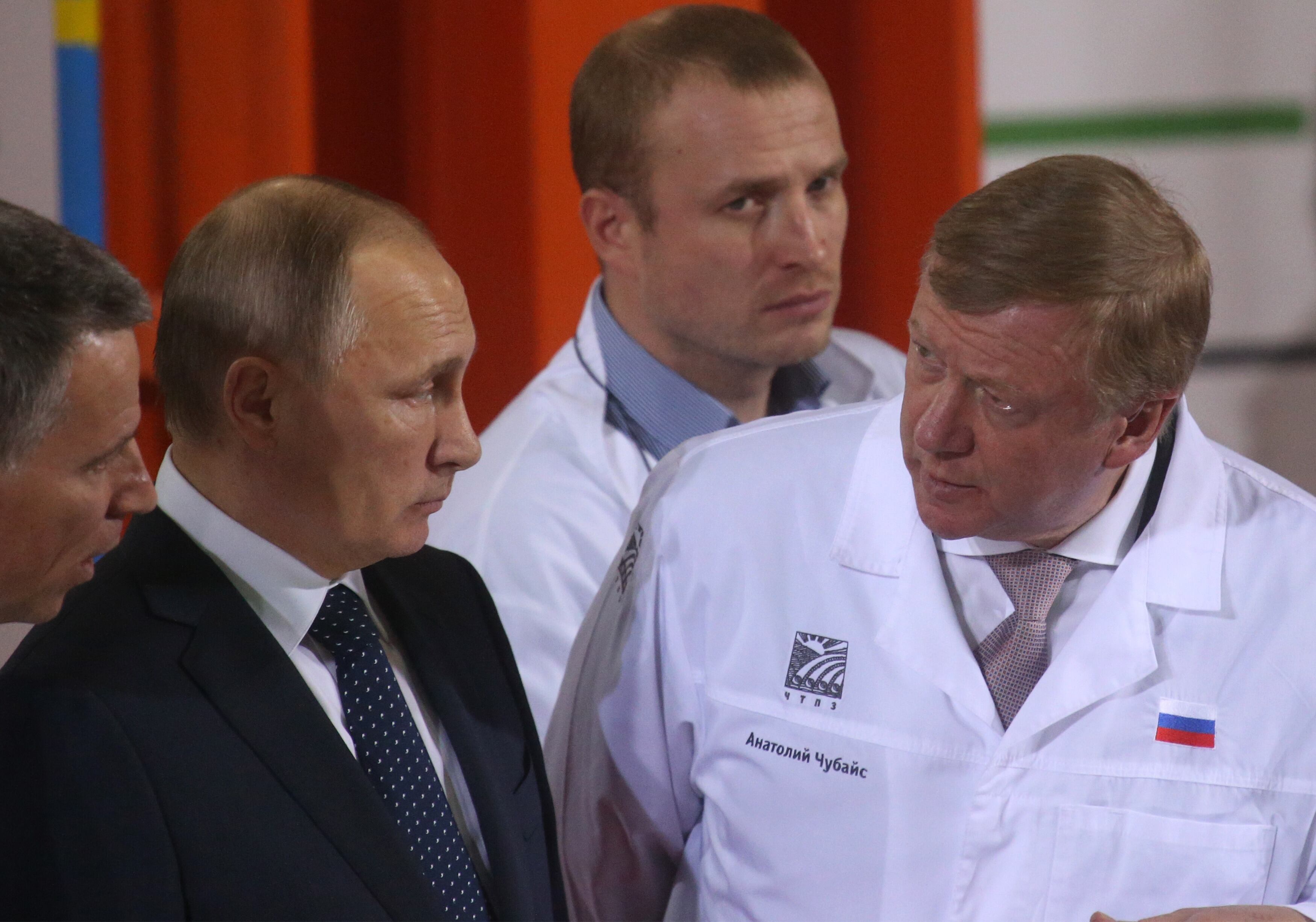 El presidente ruso, Vladimir Putin, escucha al presidente de Rosnano, Anatoly Chubais, mientras visita la planta de laminado de tuberías de Chelyabinsk, en Chelyabinsk, Rusia, el 5 de diciembre de 2016. (Foto de Mikhail Svetlov/Getty) Imágenes)