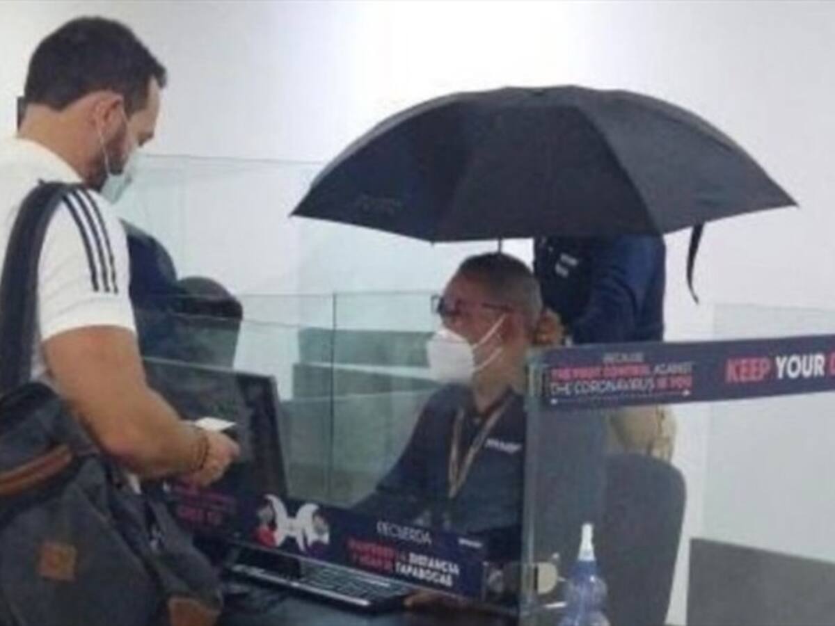 Foto: por goteras en el aeropuerto de Barranquilla trabajan con sombrilla en mano