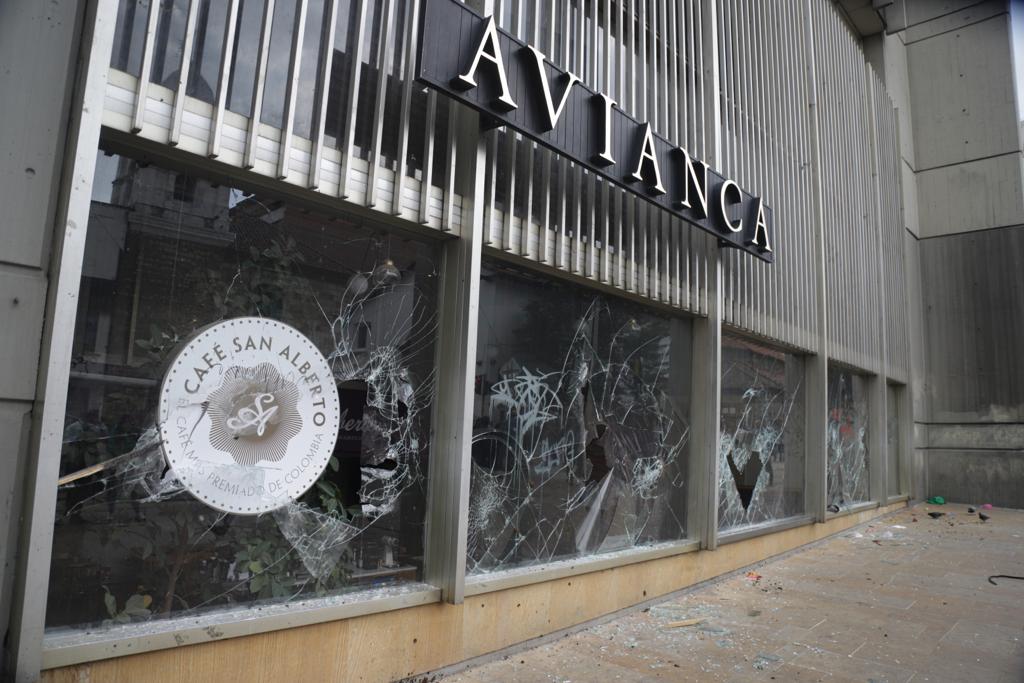 Durante protesta de indígenas en el centro de Bogotá, manifestantes lanzaron piedras contra el edificio de Avianca. Foto: (Colprensa - Álvaro Tavera)