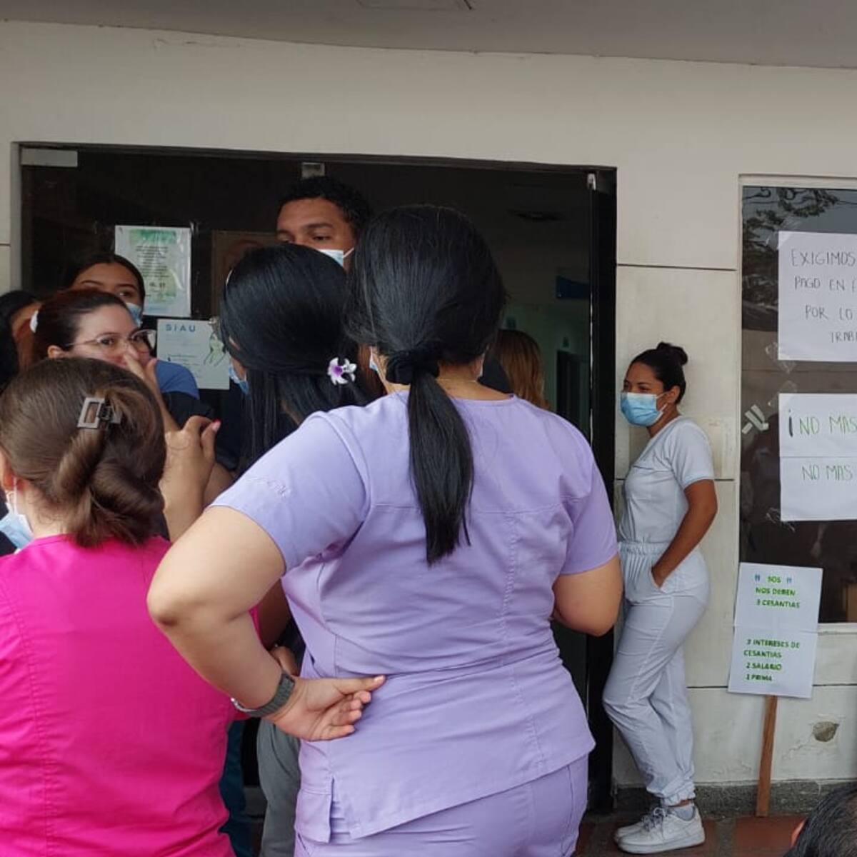 Personal de clínica en Santa Marta realizó protesta pacífica por el no pago de sus salarios