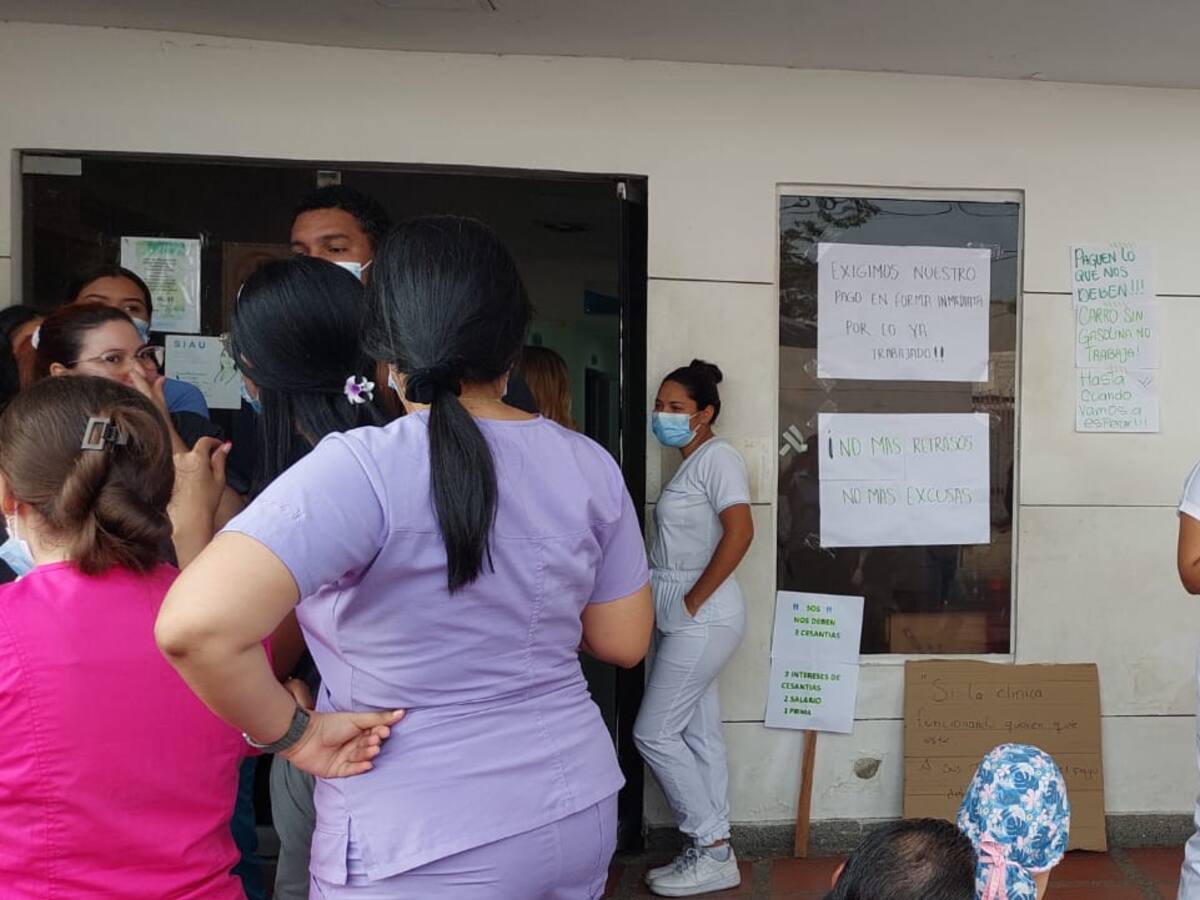 Personal de clínica en Santa Marta realizó protesta pacífica por el no pago de sus salarios