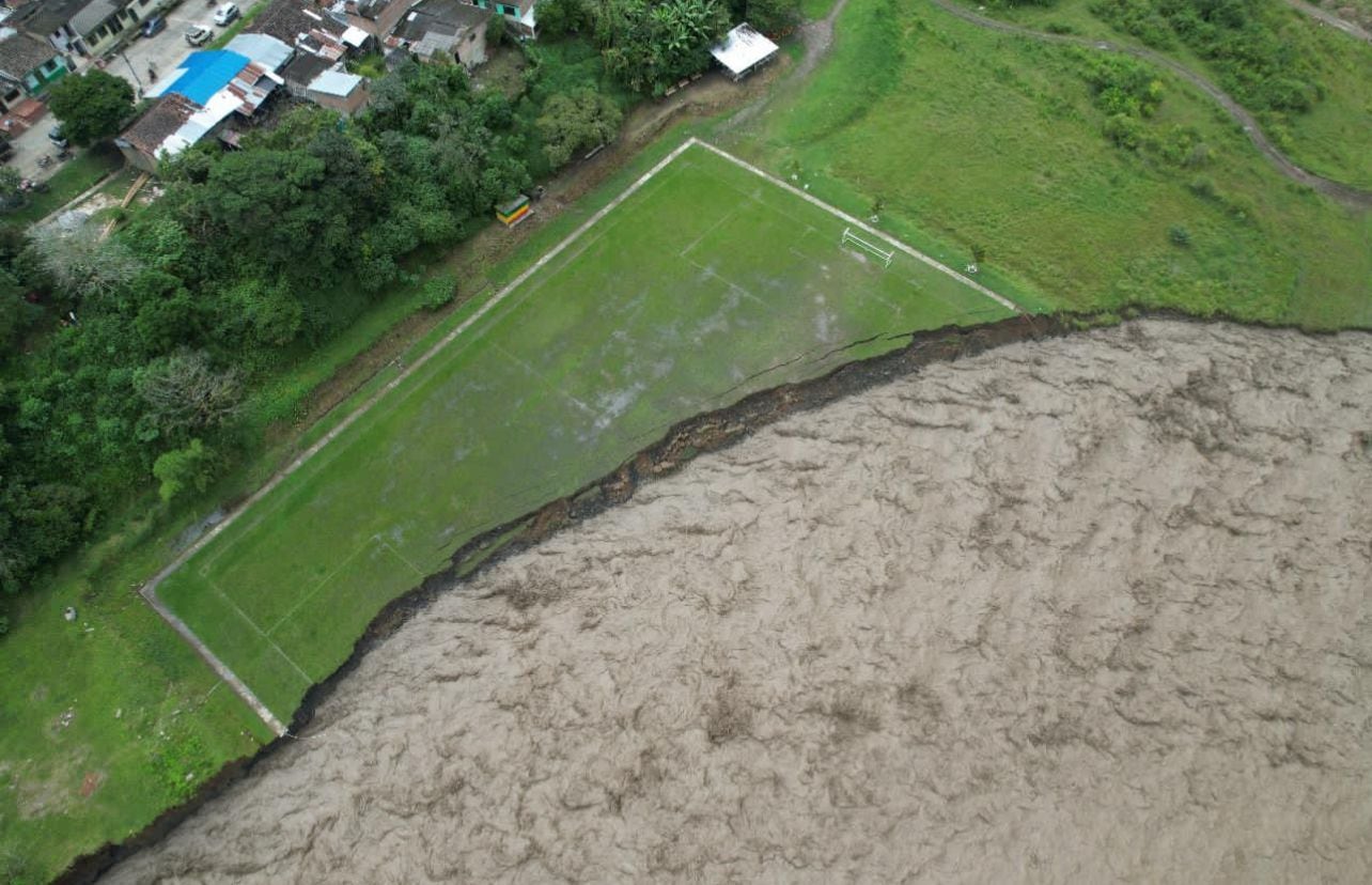 Entre las afectaciones se cuentan 10 puentes colapsados, 5 en riesgo, 10 vías dañadas, una institución educativa y 3 escenarios deportivos perjudicados. Foto: cortesía Alcaldía de Páez, Cauca.