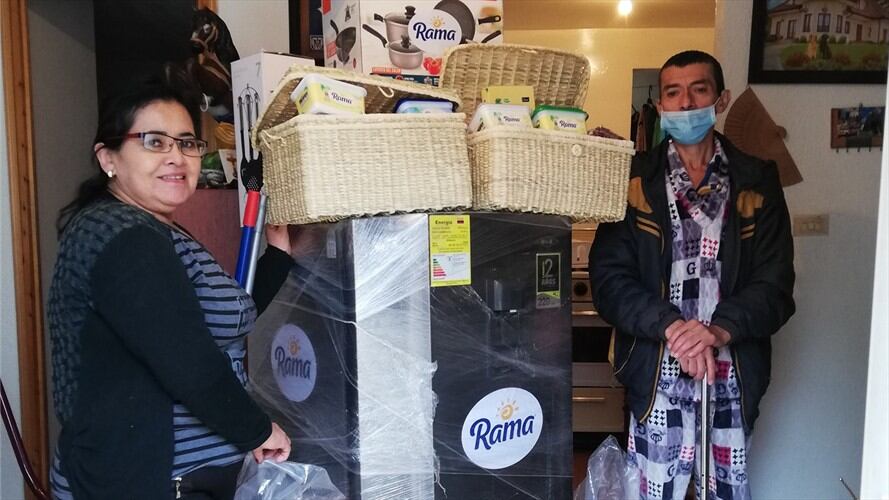 Gracias a Rama, Alirio Villalba, quien sufre de cáncer de esófago, ahora tiene una nevera para almacenar su medicina. Foto: Soluciones W