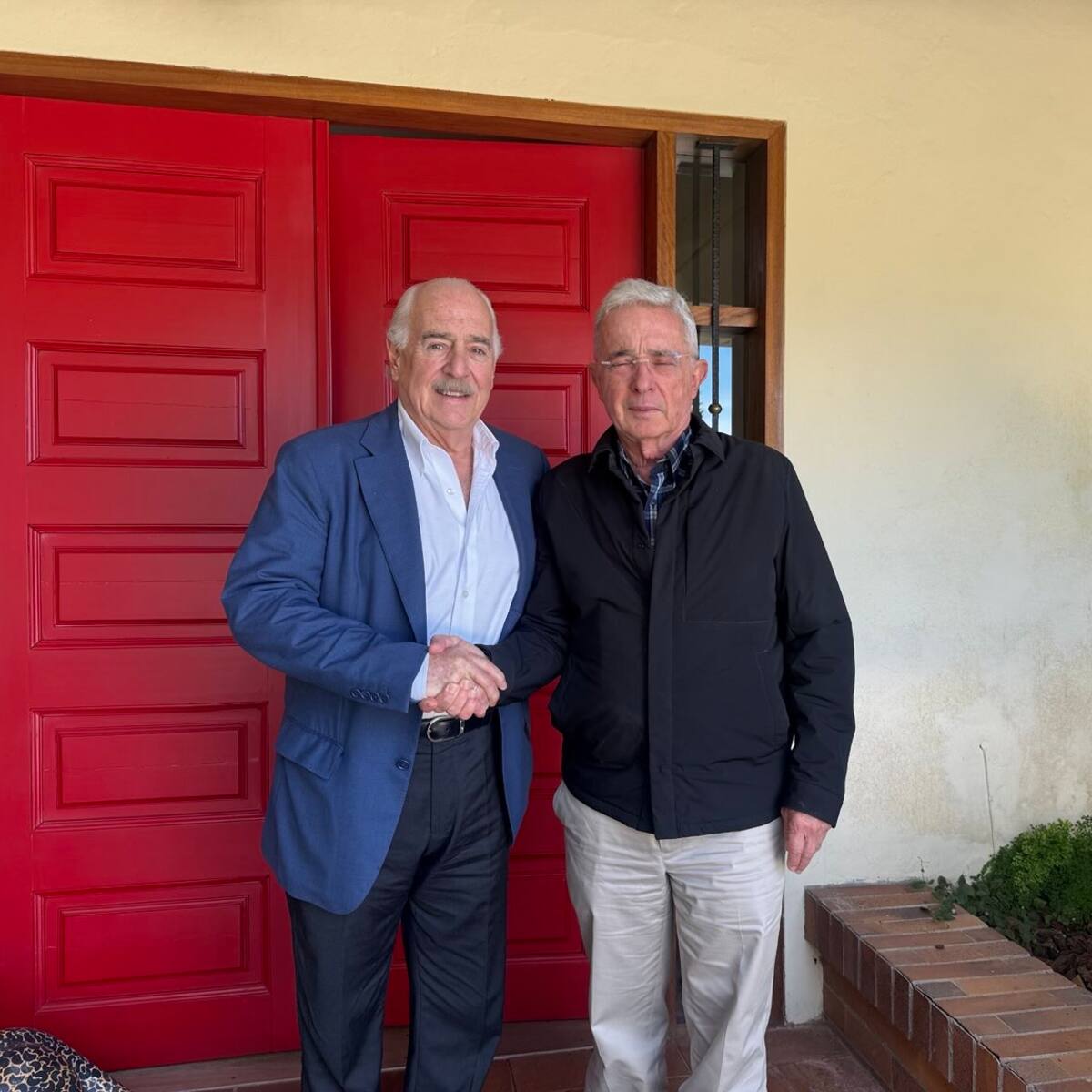 Pastrana visitó a Uribe en Rionegro tras condena a 12 años de prisión domiciliaria