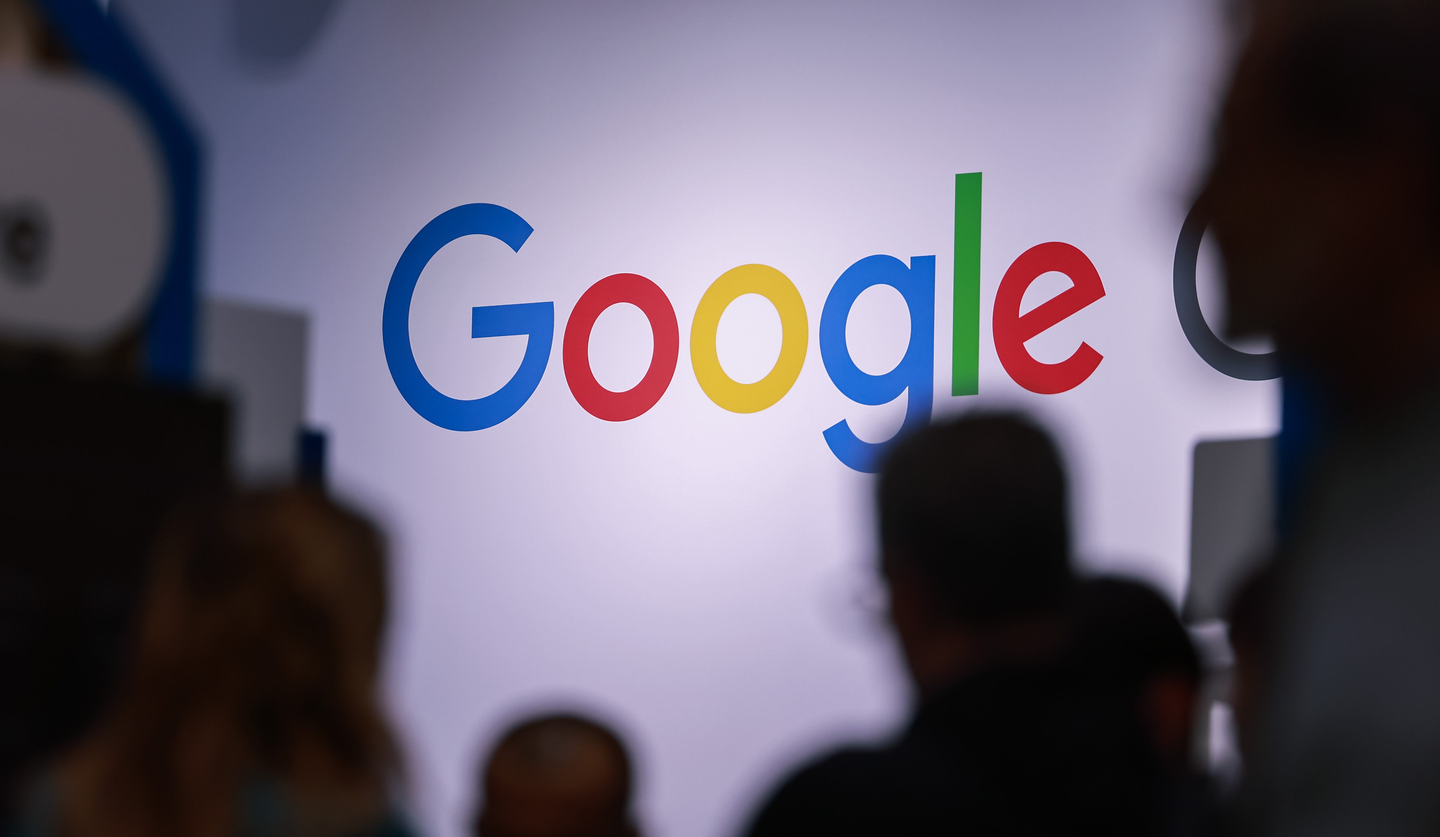 Hanover (Germany), 17/04/2025.- FILE People walk past the logo of Google during the Hanover Fair 2025 (Hannover Messe) in Hanover, Germany, 31 March 2025 (reissued 17 April 2025). A US judge has ruled that Google has a monopoly in online advertising technology, the second antitrust case Google has lost in a year, after it was ruled the company also had a monopoly on online search. (Alemania) EFE/EPA/Hannibal Hanschke