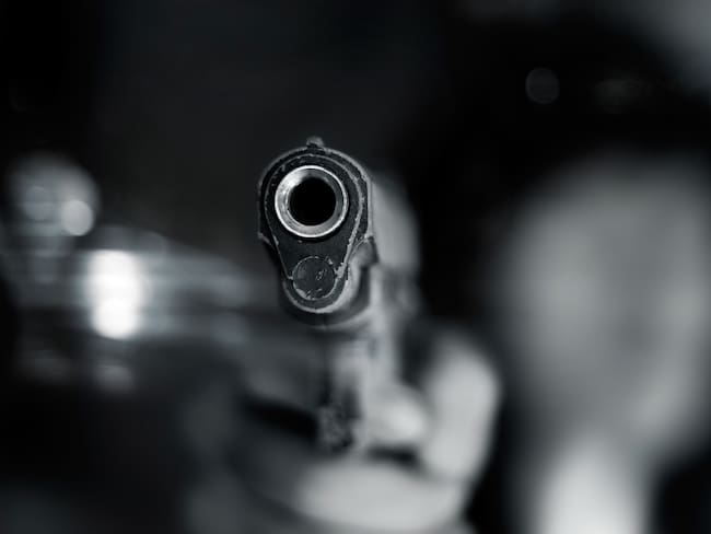 Imagen de referencia de arma de fuego. Foto: Ipopba / Getty Images
