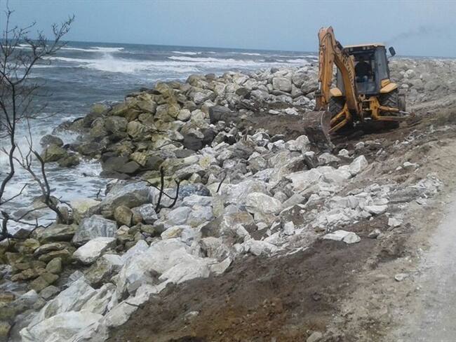 El oleaje golpeó sobre el talud y logró socavar más de dos metros de la berma de la carretera. Foto: Gobernación del Magdalena