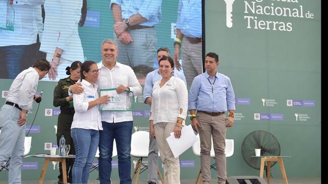 Familias campesinas de Sucre recibieron más de 1000 títulos de propiedad. Foto: Presidencia