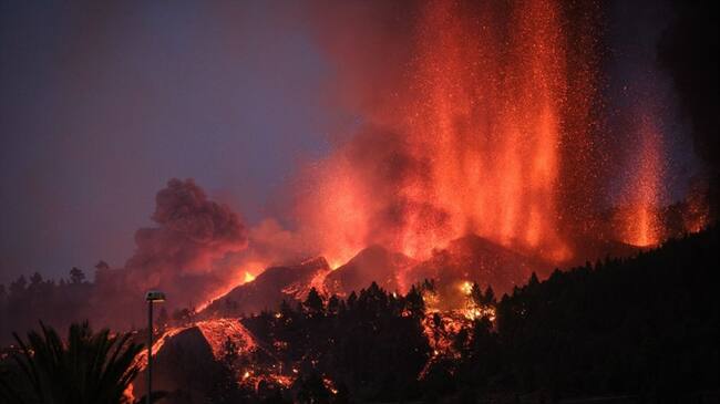 Aterradores videos de la erupción del volcán en Islas Canarias. Foto: (Photo by Andres Gutierrez/Anadolu Agency via Getty Images)