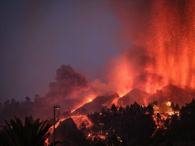 Aterradores videos de la erupción del volcán en Islas Canarias. Foto: (Photo by Andres Gutierrez/Anadolu Agency via Getty Images)
