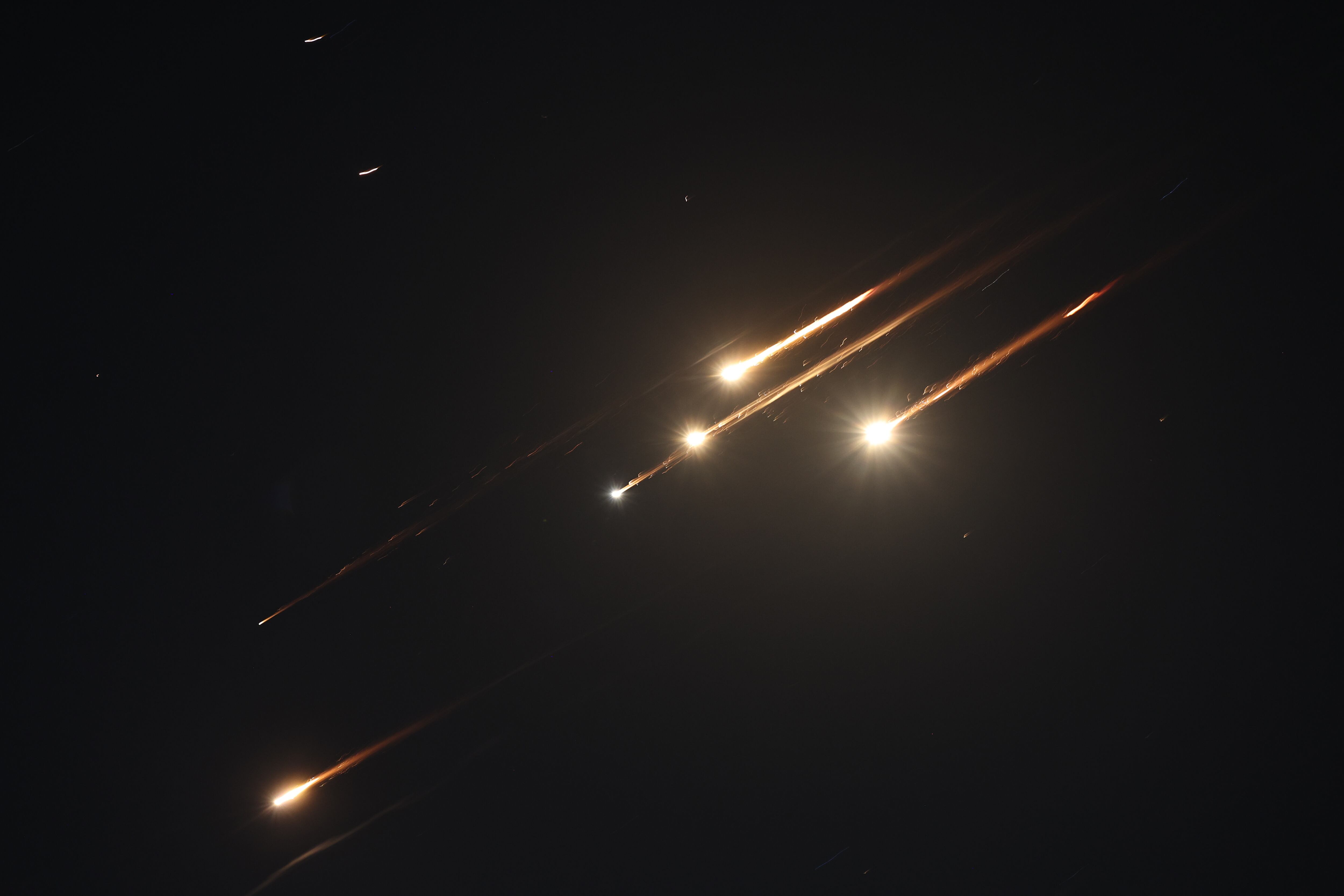 Misiles lanzados desde Irán son vistos en Jerusalem. FOTO: EFE/EPA/ATEF SAFADI