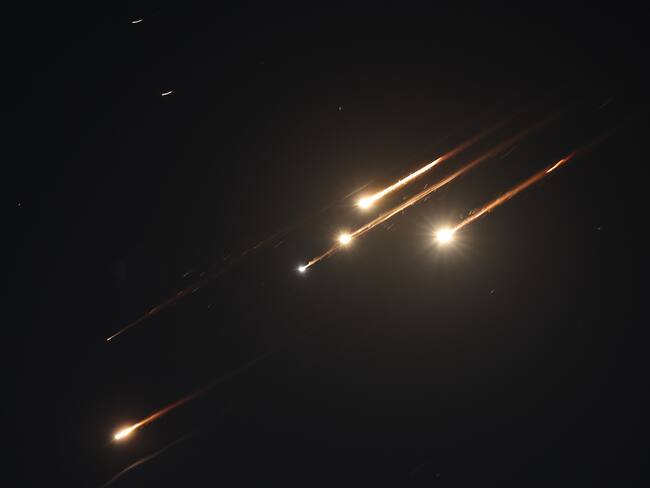 Misiles lanzados desde Irán son vistos en Jerusalem. FOTO: EFE/EPA/ATEF SAFADI