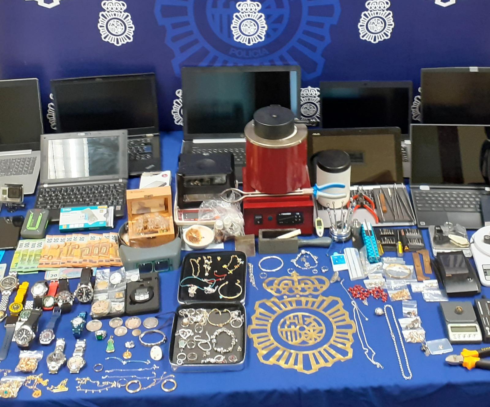 Elementos encontrados por las autoridades tras la detención de dos colombianos miembros de red de asaltantes a representantes de joyería. Foto: Policía Nacional de España
