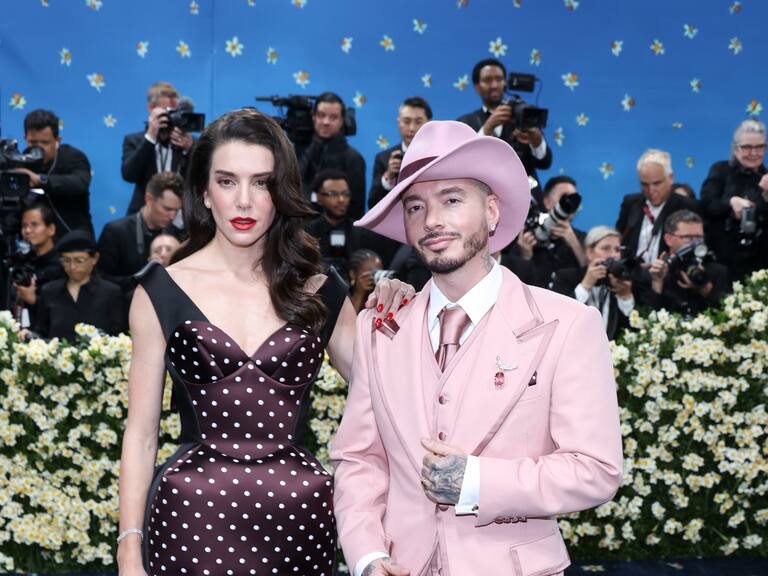 NEW YORK (United States), 05/05/2025.- Valentina Ferrer (L) and J Balvin (R) pose on the red carpet for the 2025 Met Gala, the annual benefit for the Metropolitan Museum of Art's Costume Institute, in New York, New York, USA, 05 May 2025. The event coincides with the Met Costume Institute's spring 2025 exhibition ‘Superfine: Tailoring Black Style’ which will be on view from 10 May 2025 through 26 October 2025. (Nueva York) EFE/EPA/JUSTIN LANE