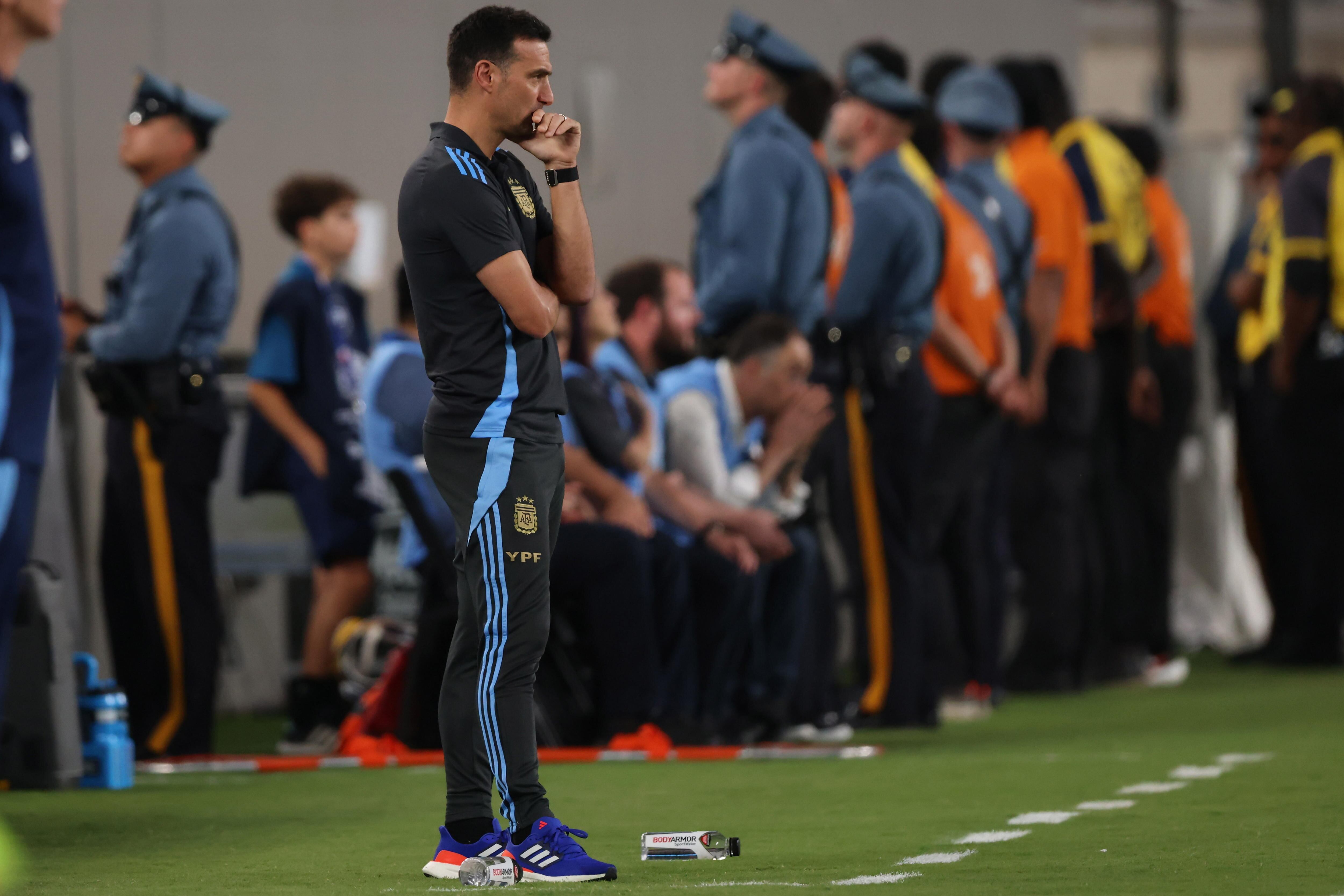 East Rutherford (United States), 25/06/2024.- Argentina head coach Lionel Scaloni watches the action during the first half of the CONMEBOL Copa America 2024 group A soccer match between Argentina and Chile, at MetLife Stadium in East Rutherford, New Jersey, USA, 25 June 2024. EFE/EPA/JUSTIN LANE