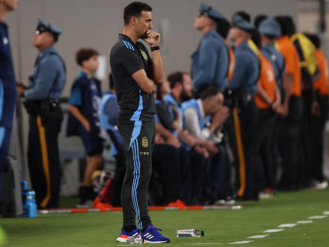 East Rutherford (United States), 25/06/2024.- Argentina head coach Lionel Scaloni watches the action during the first half of the CONMEBOL Copa America 2024 group A soccer match between Argentina and Chile, at MetLife Stadium in East Rutherford, New Jersey, USA, 25 June 2024. EFE/EPA/JUSTIN LANE
