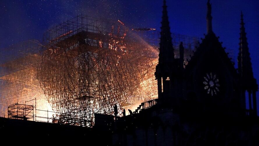 "No es seguro" que se pueda salvar la catedral de Notre Dame de París, dice gobierno. Foto: Agencia EFE