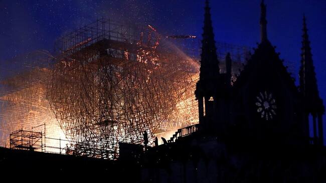 "No es seguro" que se pueda salvar la catedral de Notre Dame de París, dice gobierno. Foto: Agencia EFE