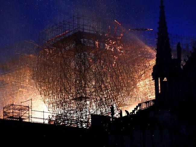&quot;No es seguro&quot; que se pueda salvar la catedral de Notre Dame de París, dice gobierno. Foto: Agencia EFE