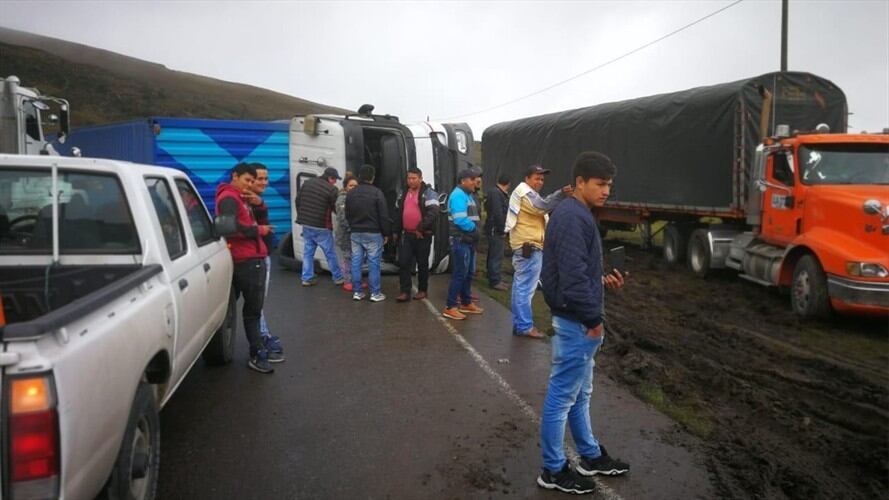 Monumental trancón en la vía alterna al Llano por accidente de vehículo de carga pesada. Foto: Invías