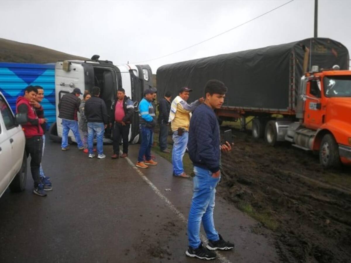 Monumental trancón en la vía alterna al Llano por accidente de vehículo de carga pesada