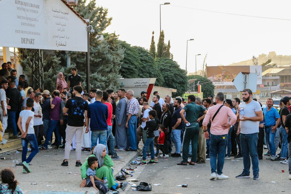 Personas ingresando a Siria desde el Líbano. I Foto: HASSAN JARRAH/AFP via Getty Images.