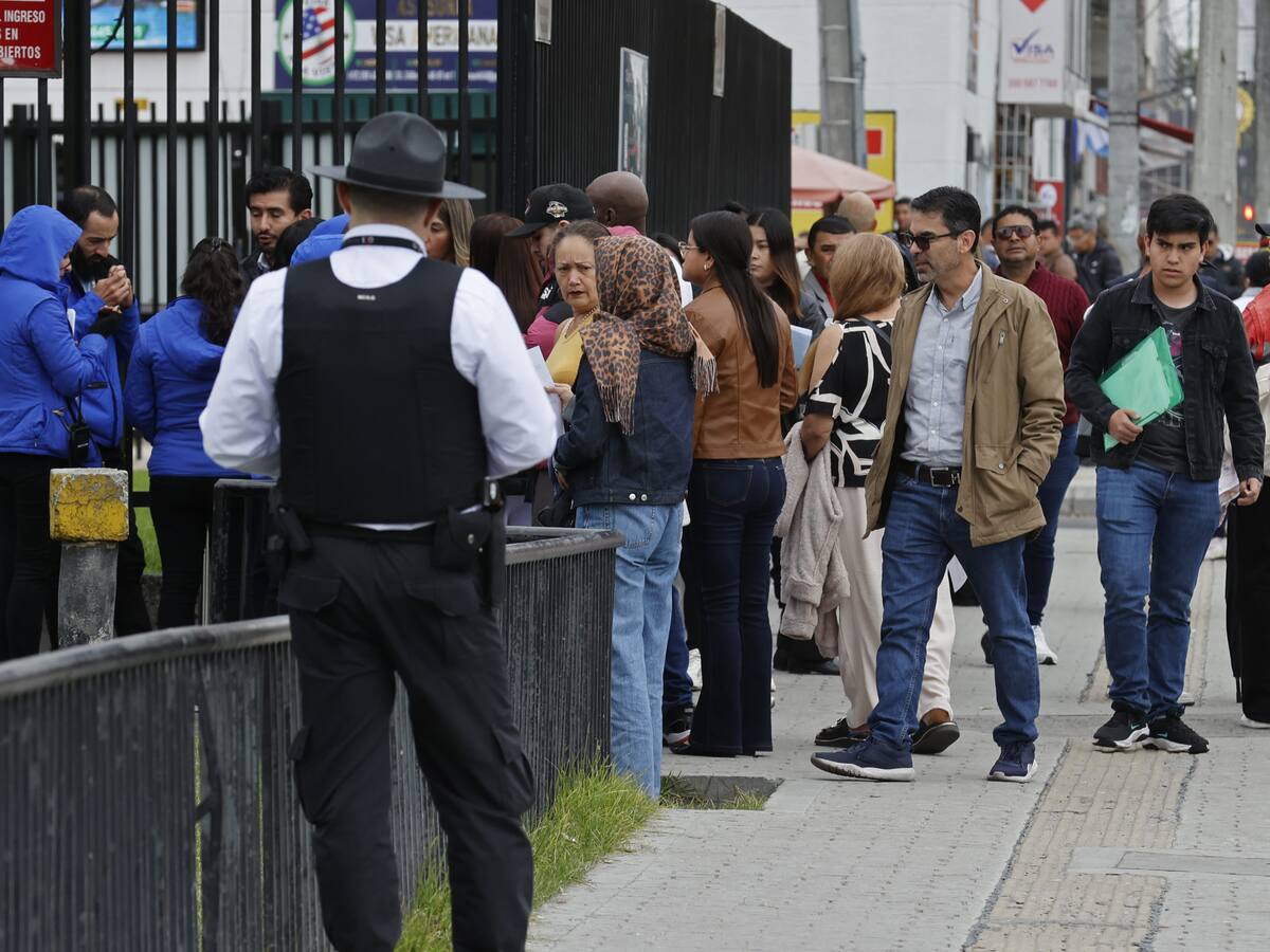 Colombianos acudieron a la Embajada de EE.UU. en busca de respuestas sobre visados