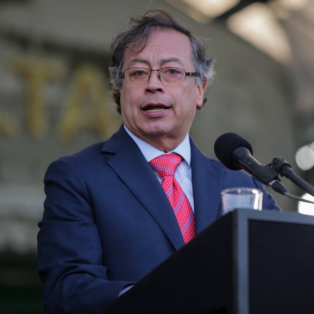 Lástima que Corte restrinja prohibición solo a funcionarios elegidos: Petro