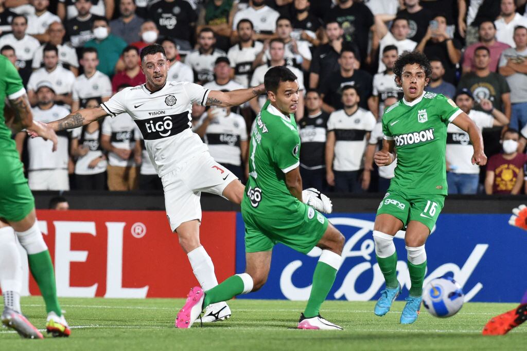 Alejandro Silva, autor del gol de Olimpia ante la mirada de Felipe Aguilar y Daniel Mantilla / Getty Images