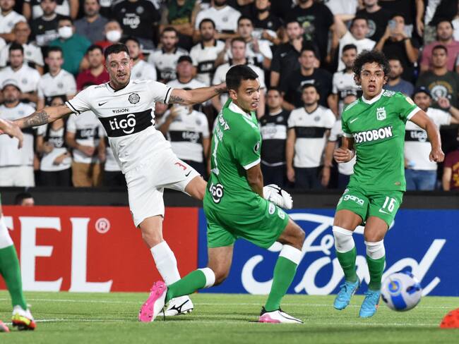Alejandro Silva, autor del gol de Olimpia ante la mirada de Felipe Aguilar y Daniel Mantilla / Getty Images