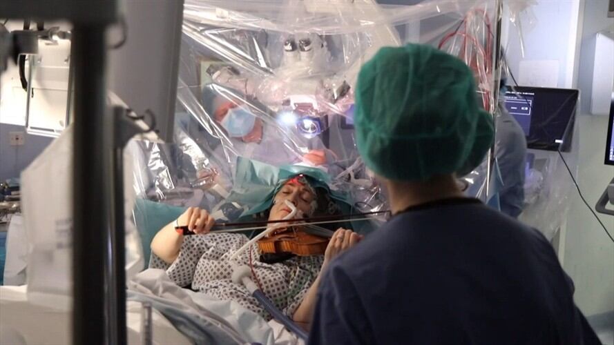 La violinista Dagmar Turner ayudó a los médicos a no dañar una importante zona de su cerebro tocando su instrumento durante la operación para extraerle un tumor. Foto: Agencia AFP