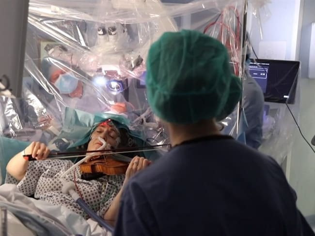 La violinista Dagmar Turner ayudó a los médicos a no dañar una importante zona de su cerebro tocando su instrumento durante la operación para extraerle un tumor. Foto: Agencia AFP