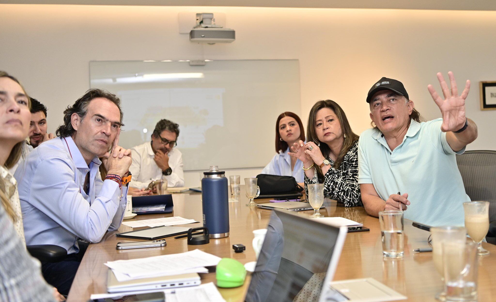 Federico Gutiérrez y Gustavo Bolívar. Foto: Twitter @GustavoBolivar.