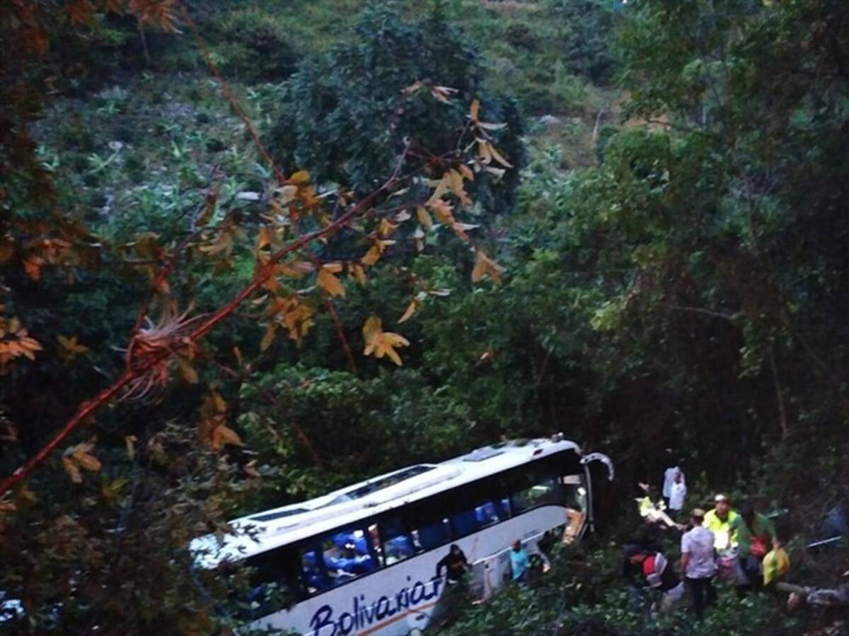 Una menor falleció y más de 20 personas resultaron heridas en accidente de tránsito