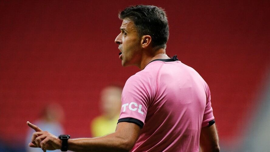 Árbitro español Jesús Gil Manzano. Foto: SILVIO AVILA/AFP via Getty Images