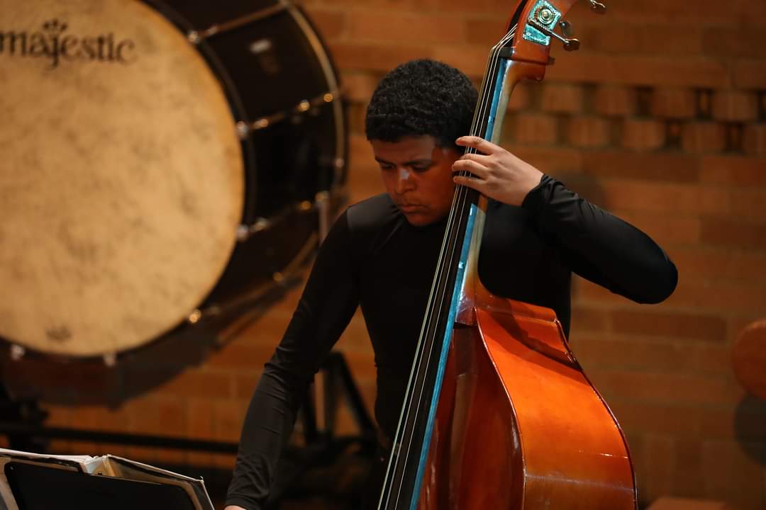 Soluciones W: Samuel, el joven contrabajista que sueña en grande gracias a Musical Cedar