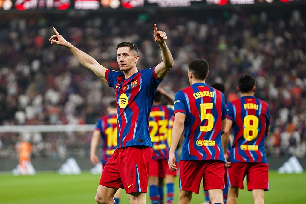 Robert Lewandowski celebra su gol ante el Real Madrid en la final de la Supercopa de España 2025-26. FOTO: Ismael Adnan Yaqoob/Anadolu vía Getty Images