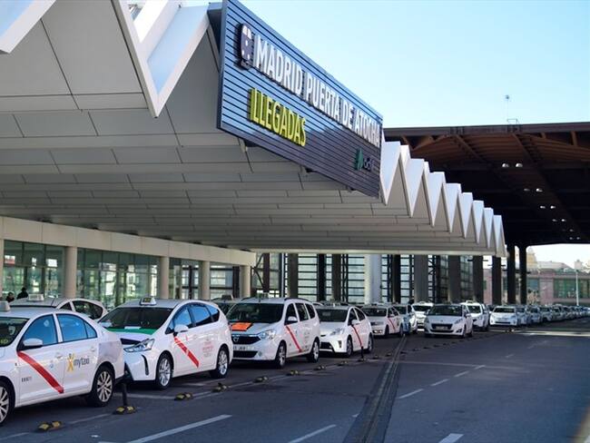 Taxistas en Madrid y Barcelona realizan paro contra aplicaciones Uber y Cabify