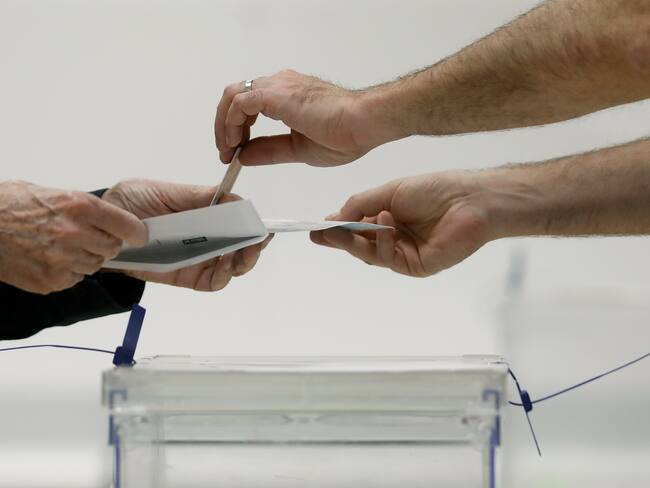 Voto depositado en la urna electoral en el colegio electoral instalado en el Instituto de Educación Continua (UPF) del barrio de L,Eixample de Barcelona. EFE/Andreu Dalmau