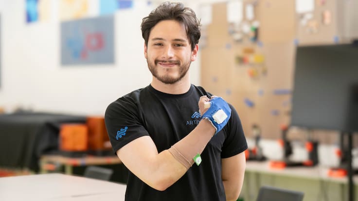 Andrés Martínez presenta ‘Art/Wear’, el guante que ayuda a contrarrestar el Parkinson