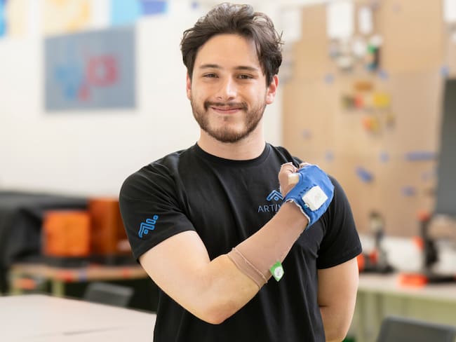 Andrés Martínez presenta ‘Art/Wear’, el guante que ayuda a contrarrestar el Parkinson