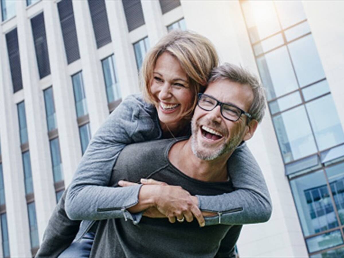 La mayoría de parejas son más felices luego de 20 años juntos, según estudio