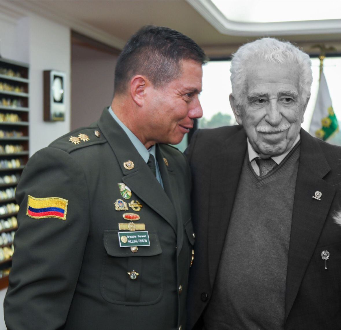 William Rincón, director de la Policía, junto a Víctor Mallarino, exdirector de la institución. Foto: Policía Nacional.